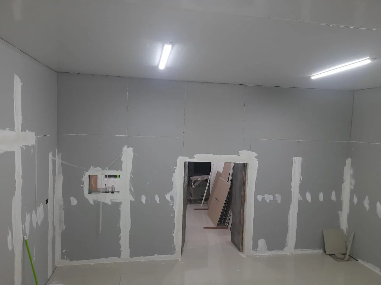 Penyediaan dan pemasangan Timbal (Kaca PB)